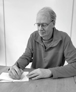 Geert Jan Dussel aan tafel, schrijvend